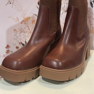 NIB Size 8 M Sun & Stone Pull On Chelsea Platform Boots Veritity Original Box
